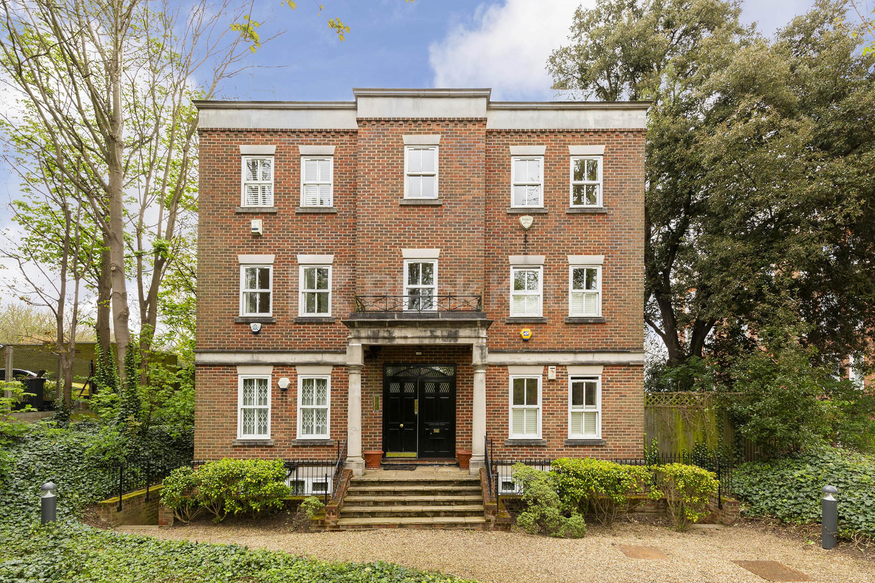 Spacious three bed two bath apartment with balcony and secure parking Cholmeley Park, Highgate  N6